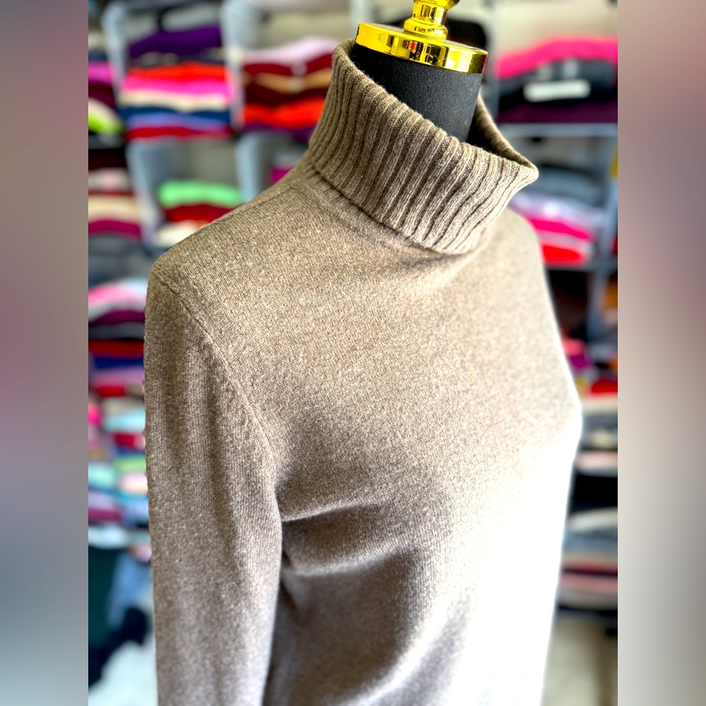 100% Cashmere  Mocha Brown Turtleneck Sweater, Lafayette 148, M